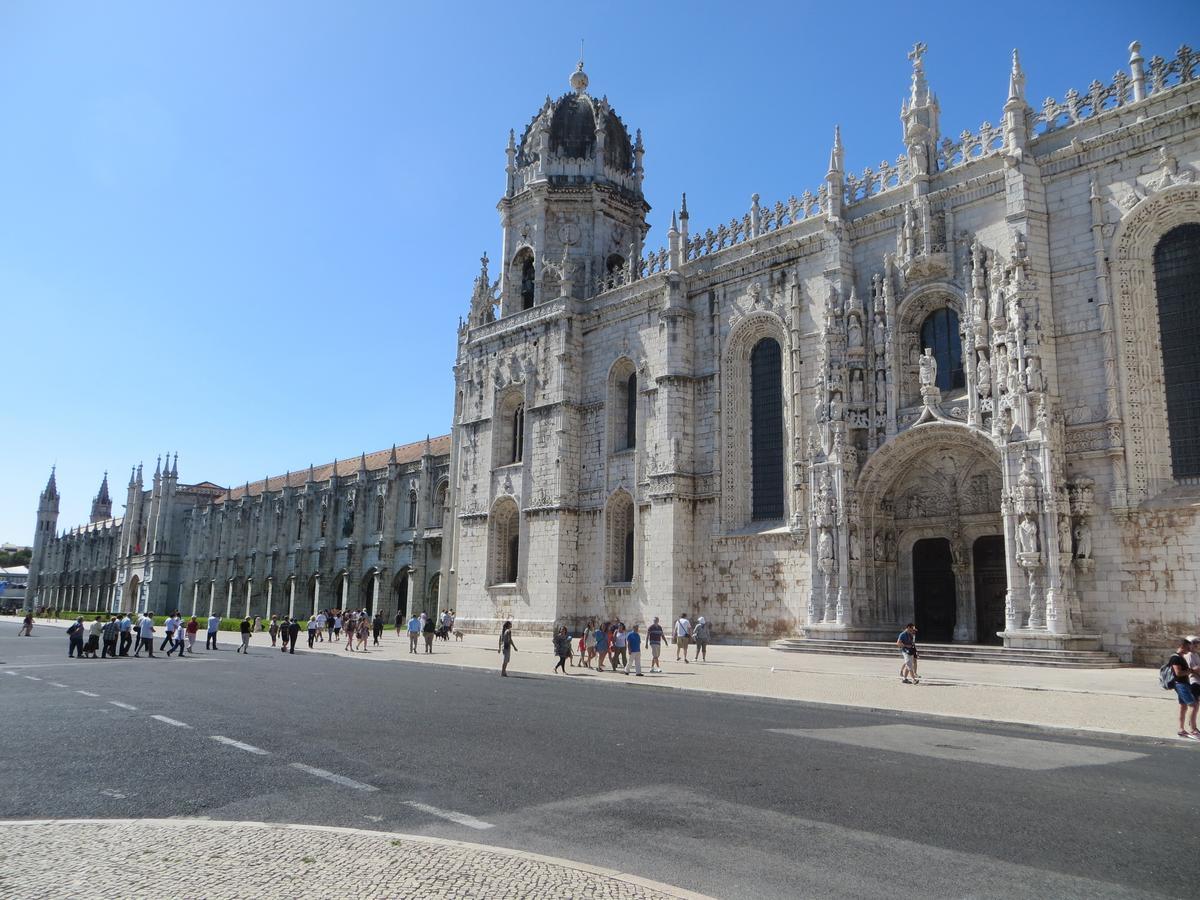 Go Native Lisbon - Principe Real Apartment Bagian luar foto